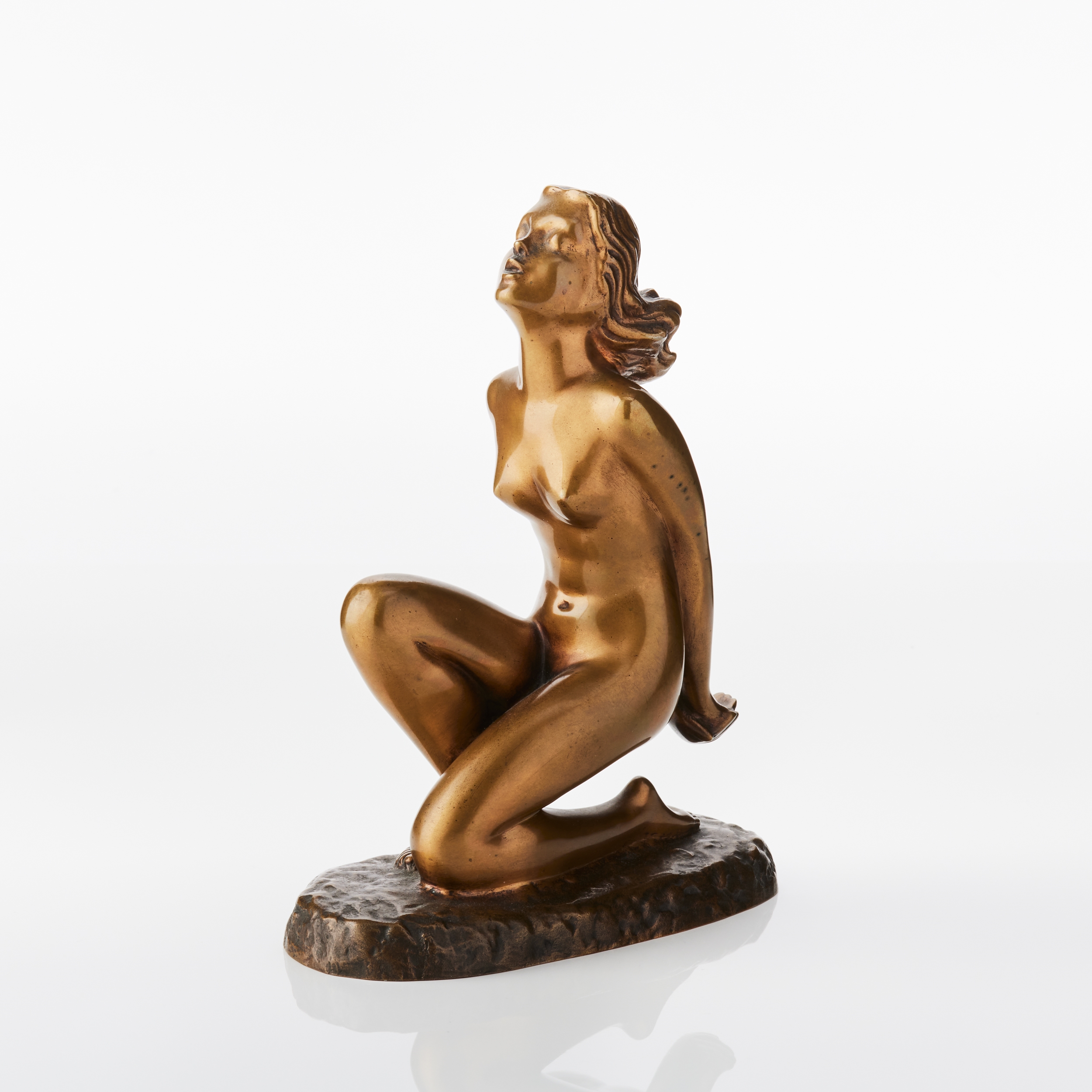 Artwork by Carin Nilsson, Sittande kvinna, Made of patinated bronze