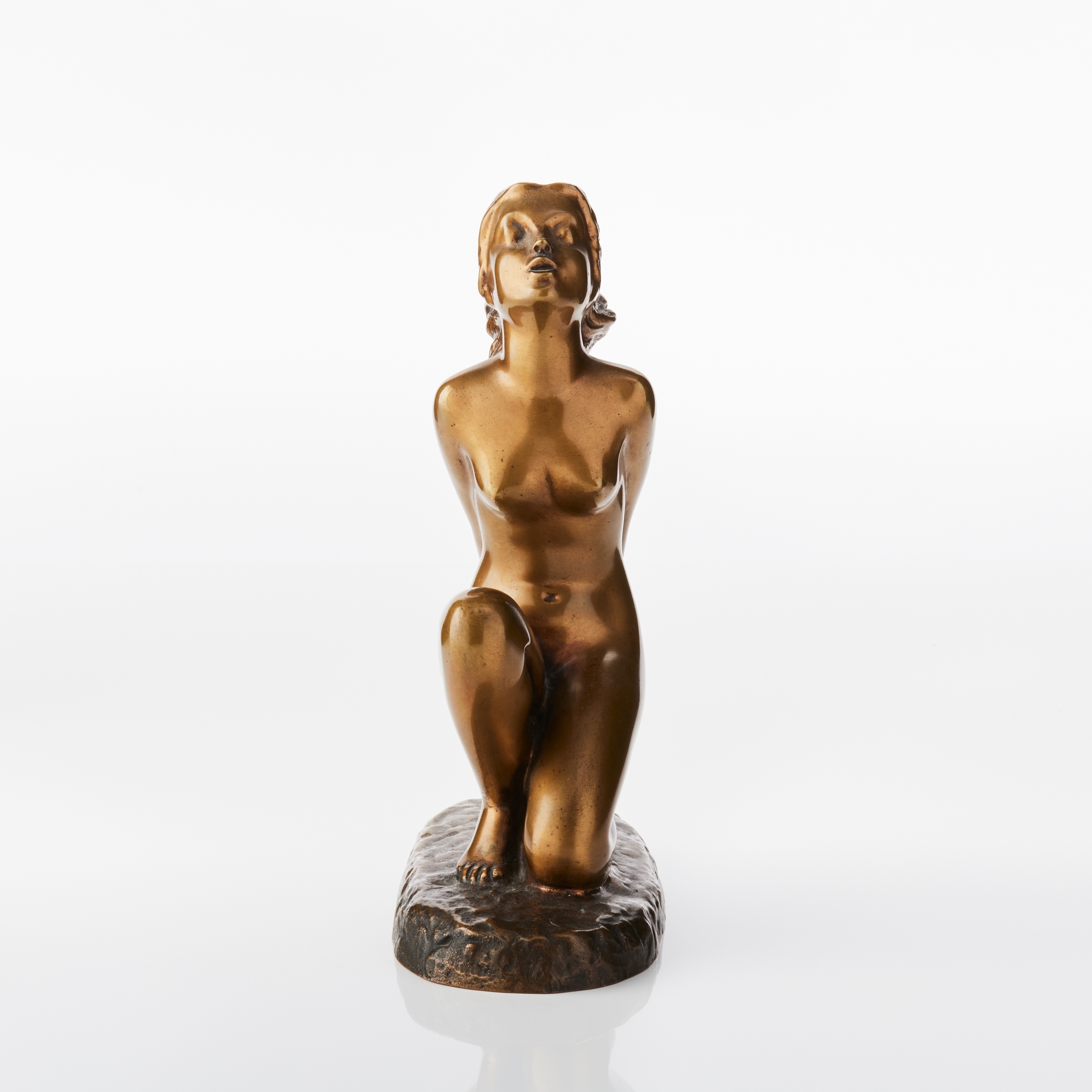 Artwork by Carin Nilsson, Sittande kvinna, Made of patinated bronze