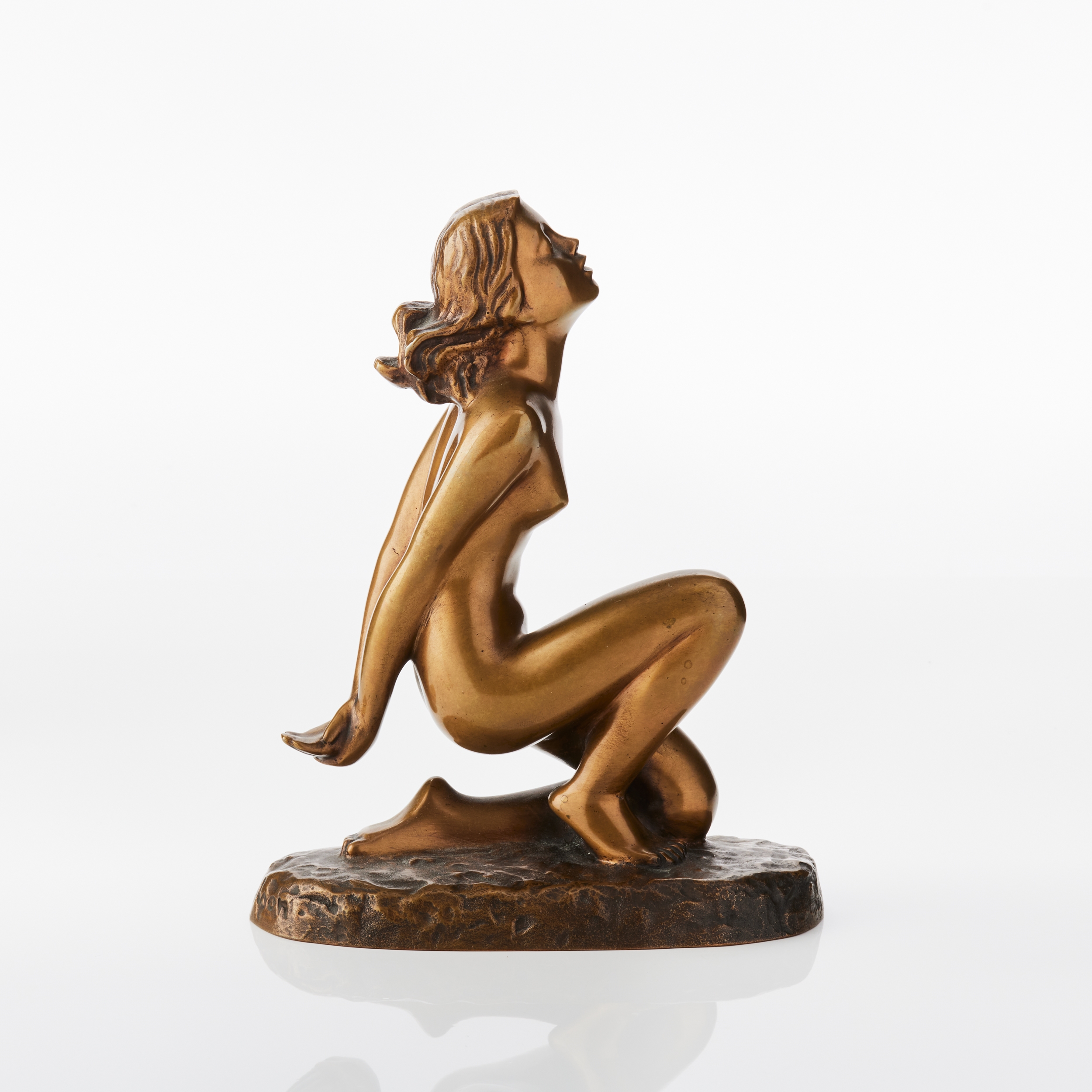 Artwork by Carin Nilsson, Sittande kvinna, Made of patinated bronze