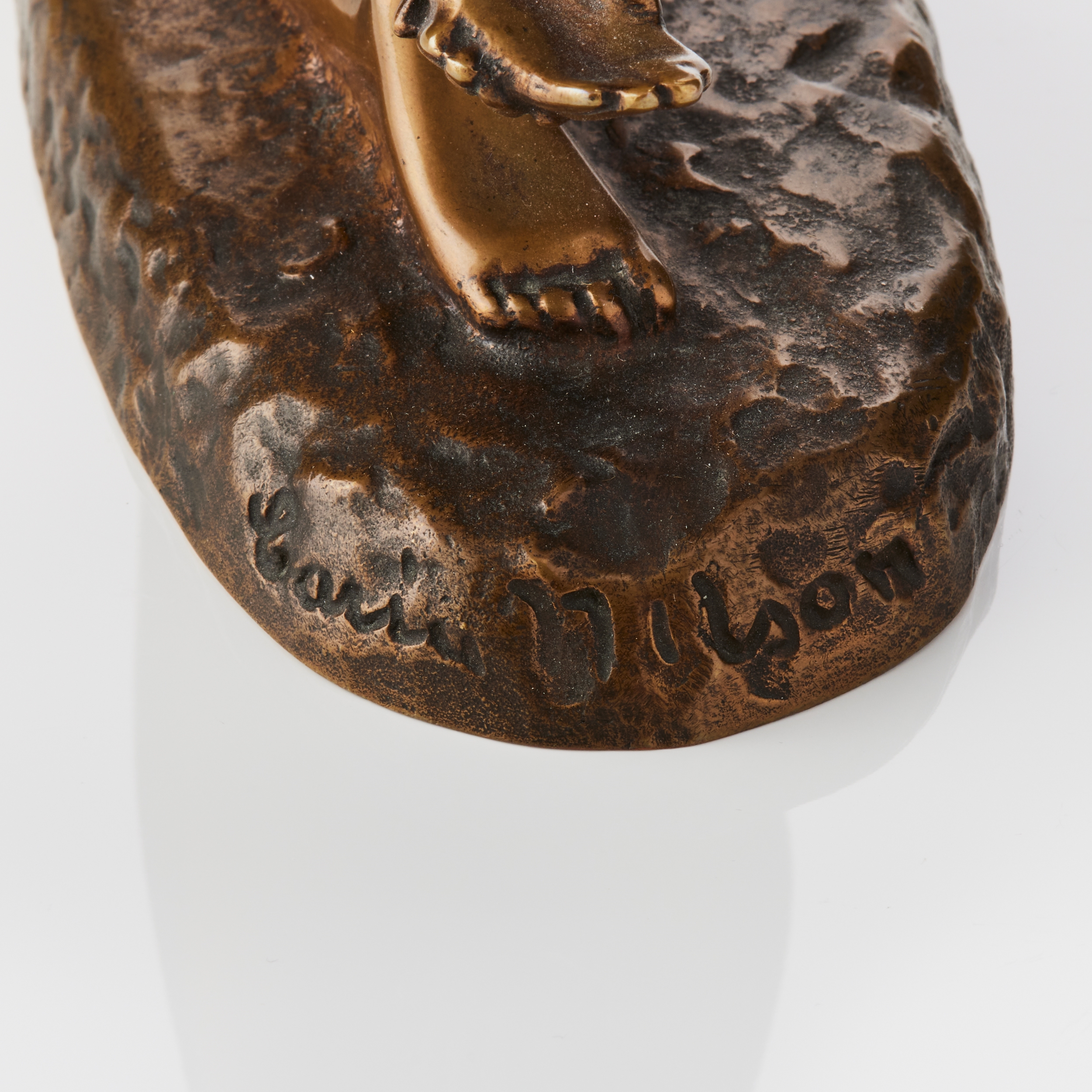 Artwork by Carin Nilsson, Sittande kvinna, Made of patinated bronze