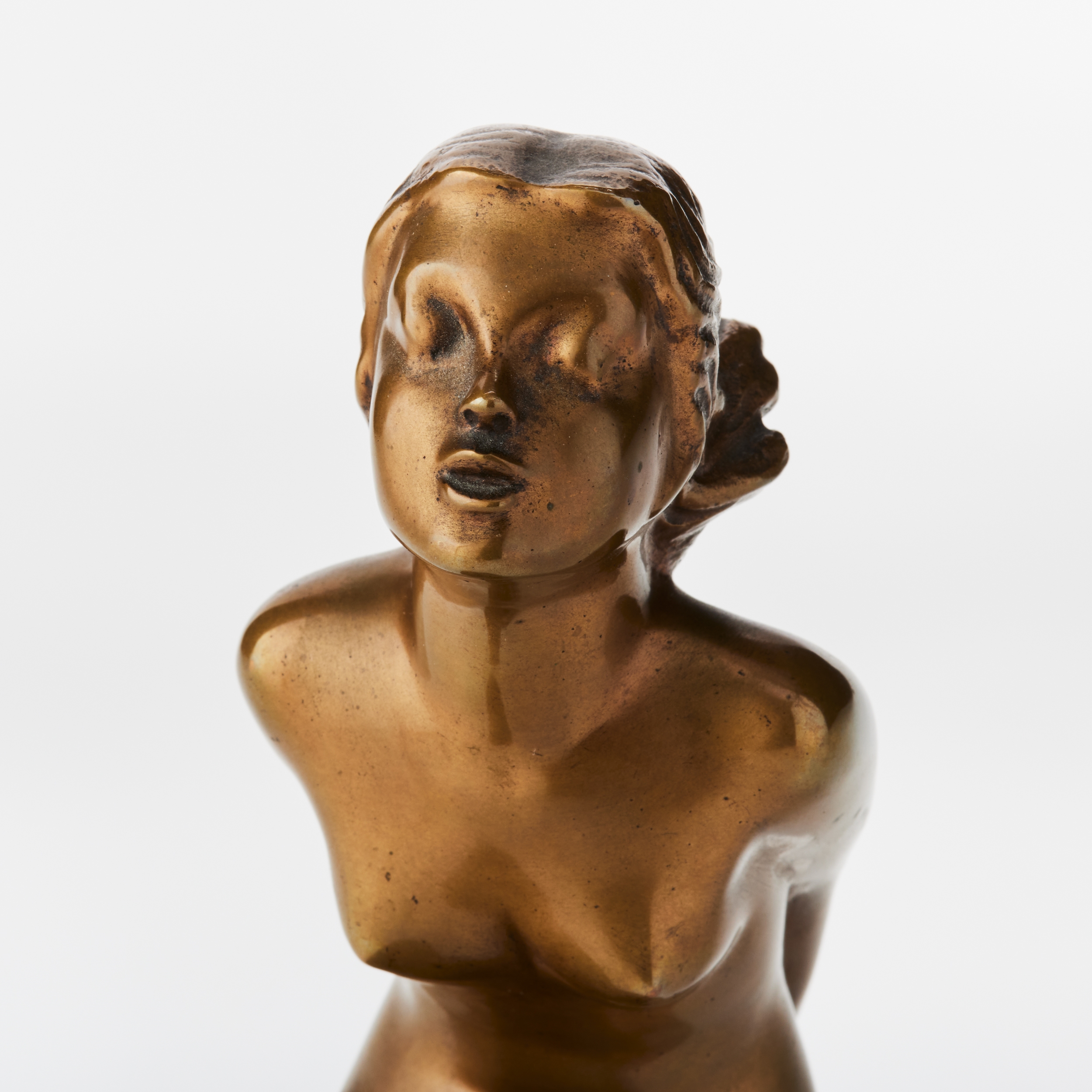 Artwork by Carin Nilsson, Sittande kvinna, Made of patinated bronze