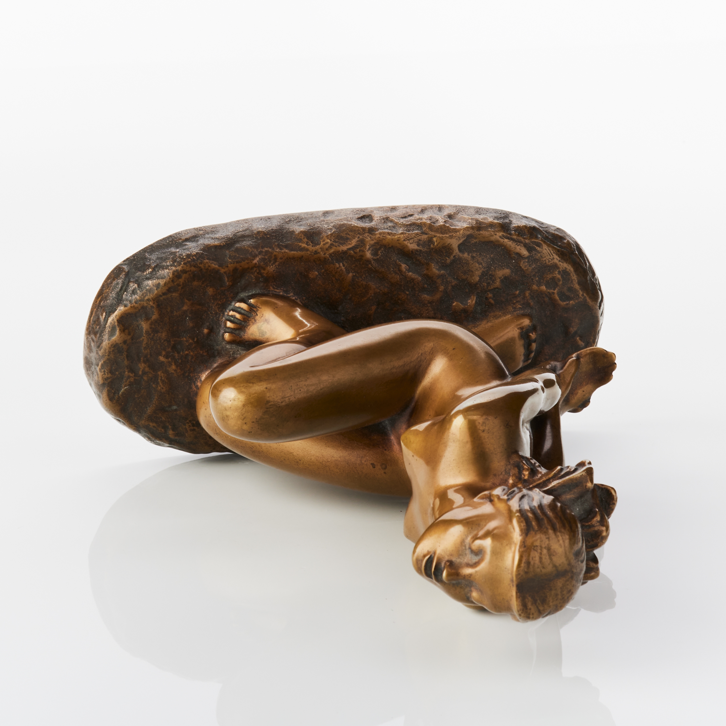 Artwork by Carin Nilsson, Sittande kvinna, Made of patinated bronze