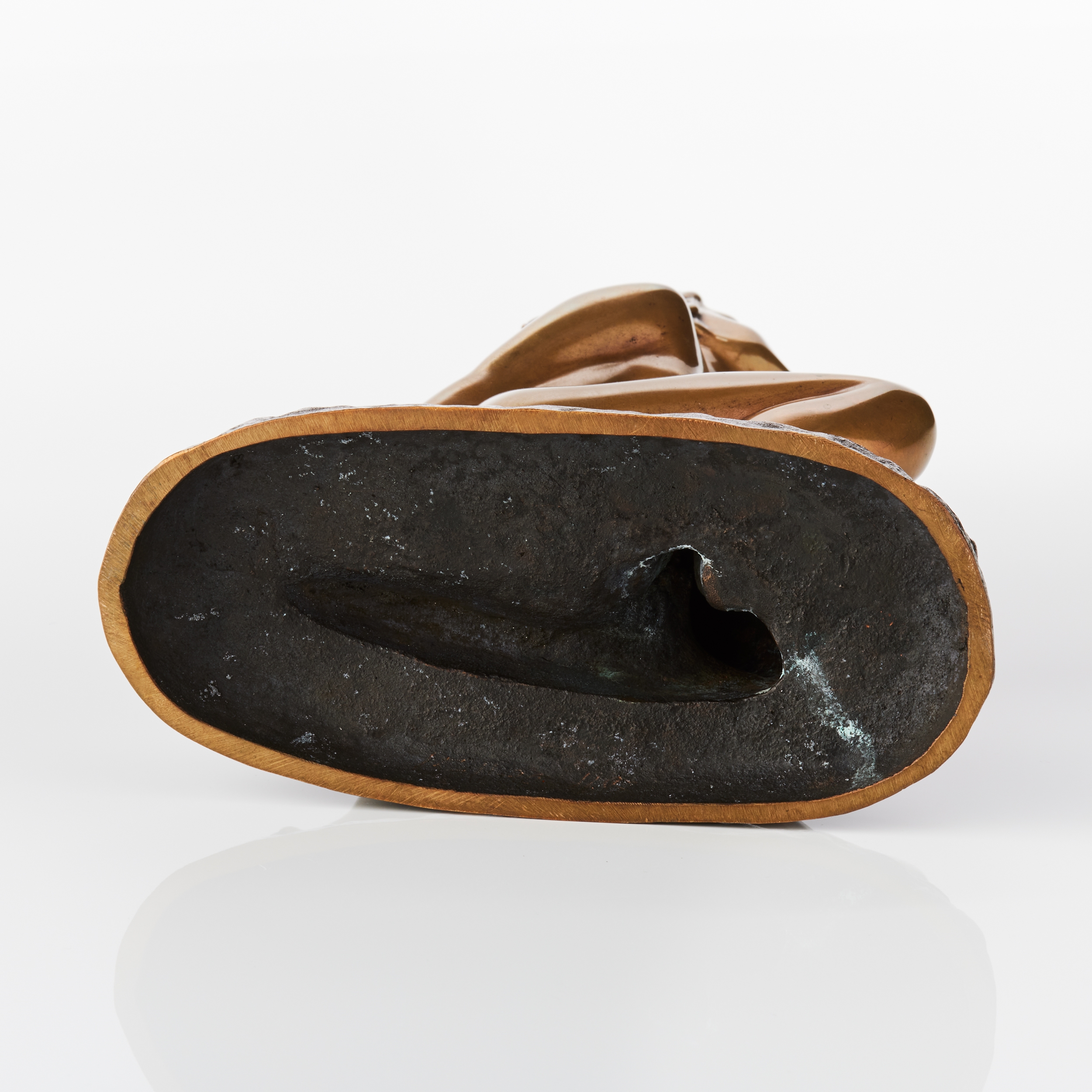 Artwork by Carin Nilsson, Sittande kvinna, Made of patinated bronze