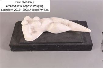 (Klagenfurt 1932-2022 Graz, tätig als Restaurator und Bildhauer, Ausbildung unter Silveri, Neuböck und Gösser) Liegende Venus, unsigniert, naturfarbige Kunststeinfigur auf schwarz gebeitztem rechteckigen Sockel, 45 x 21 cm, Gesamthöhe 14 cm, Arbeit aus den 90er Jahren, Altersspuren - Felix Wiegele