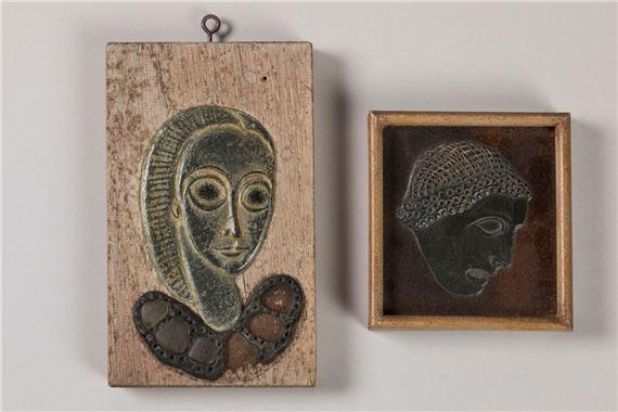 André Ducaroy (1899-1972) Deux petits panneaux en laque polychrome à décor de visages. H. 19 cm L. 12 cm et L. 11/11 cm Manques. TR by André Ducaroy