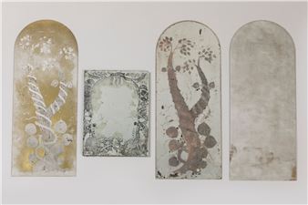 André Ducaroy (1899-1972) Trois verres églomisés à décor végétal. Un H. 24 cm L. 18 cm Deux H. 45 cm L. 18 cm TR - André Ducaroy