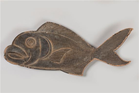 André Ducaroy (1899-1972) Poisson sculpté en bas-relief en laque dans des tons mordorés. Éclats en bordure by André Ducaroy