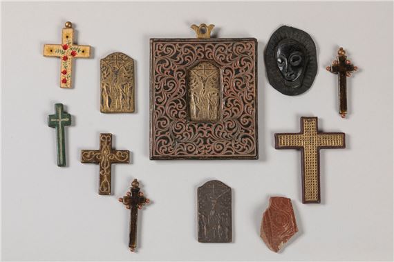 André Ducaroy (1899-1972) Ensemble d'objets en laque polychrome. Comprenant six croix, trois petits panneaux à représentant by André Ducaroy