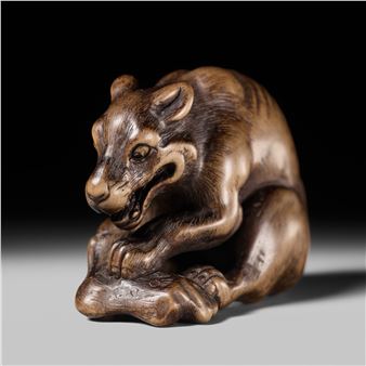 A FINE WOOD NETSUKE OF A WOLF WITH HAUNCH OF VENISON, ATTRIBUTED TO OKATOMO - Yamaguchi Okatomo