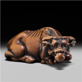 A SUPERB WOOD NETSUKE OF A RECUMBENT OX, ATTRIBUTED TO OKATOMO - Yamaguchi Okatomo