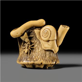 ITTEI: AN ANTLER (TRICK) NETSUKE OF A LOTUS POD WITH THE MAKINO CLAN MON - Hizen Matsura Ittei