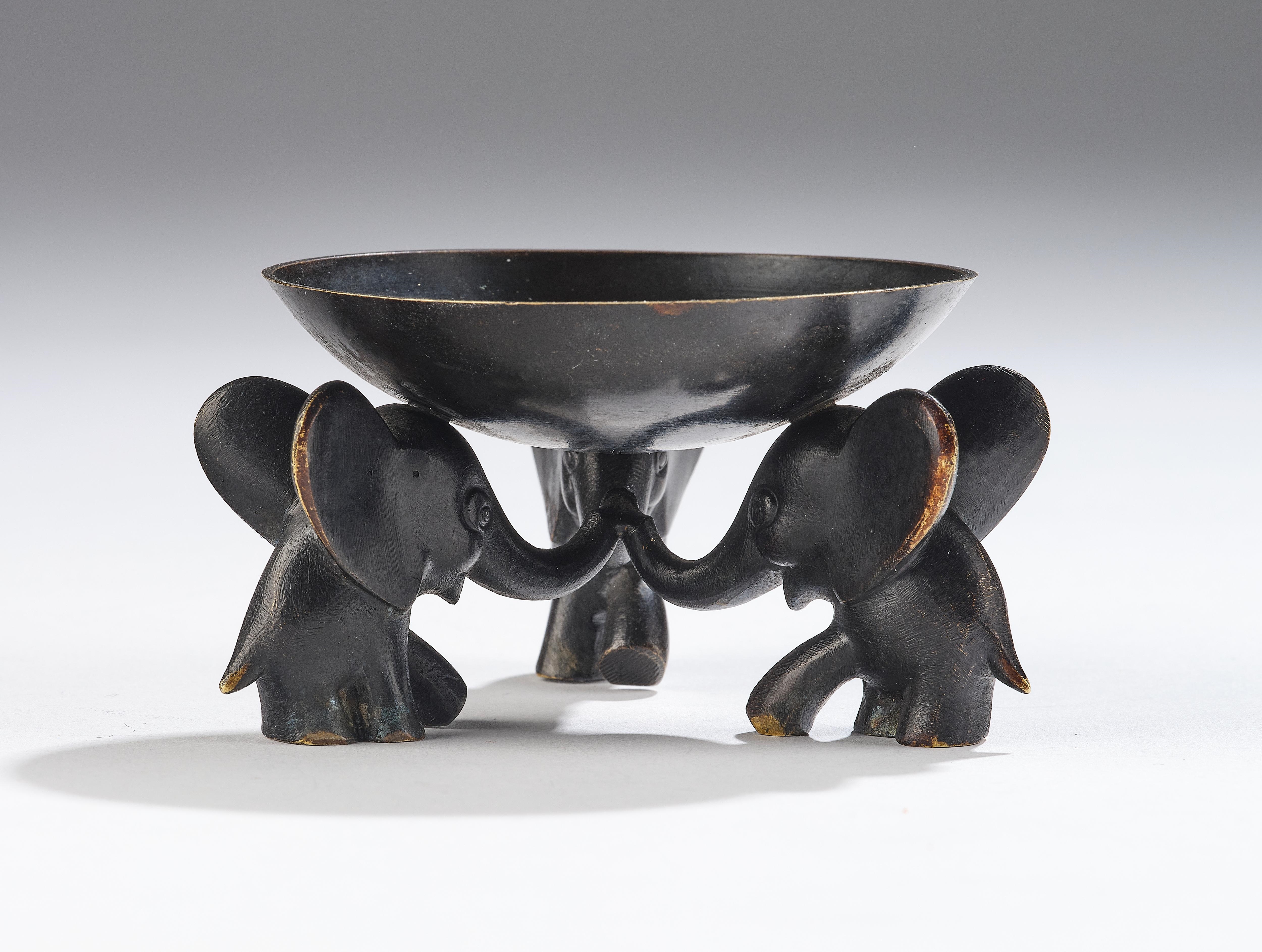 Richard Rohac | Schale mit drei Elefanten | MutualArt