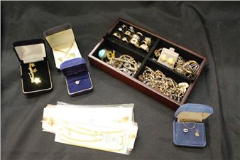 JEWELRY BOX WITH RINGS