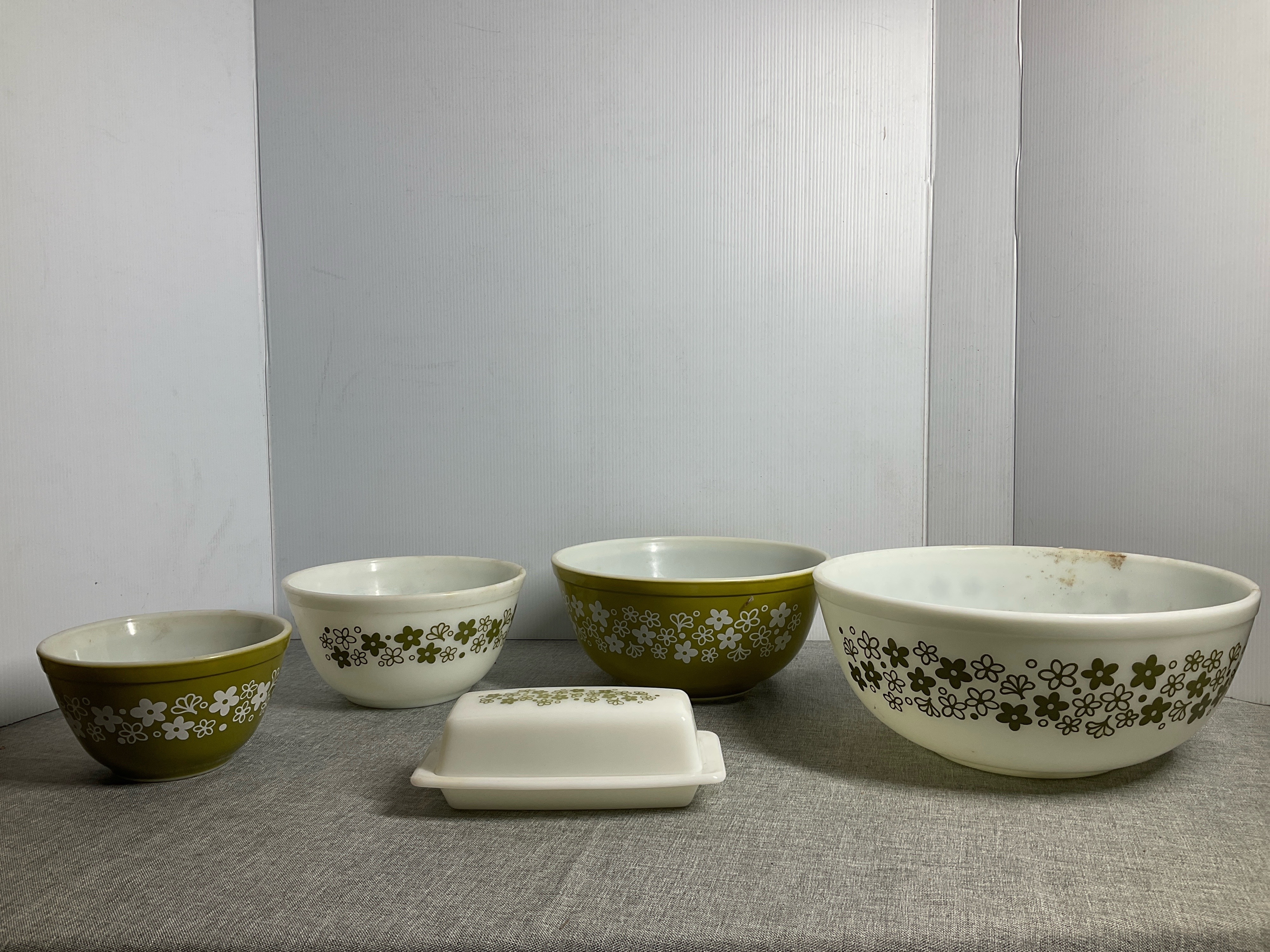 Pyrex | The largest bowl shows discoloration and residue | MutualArt
