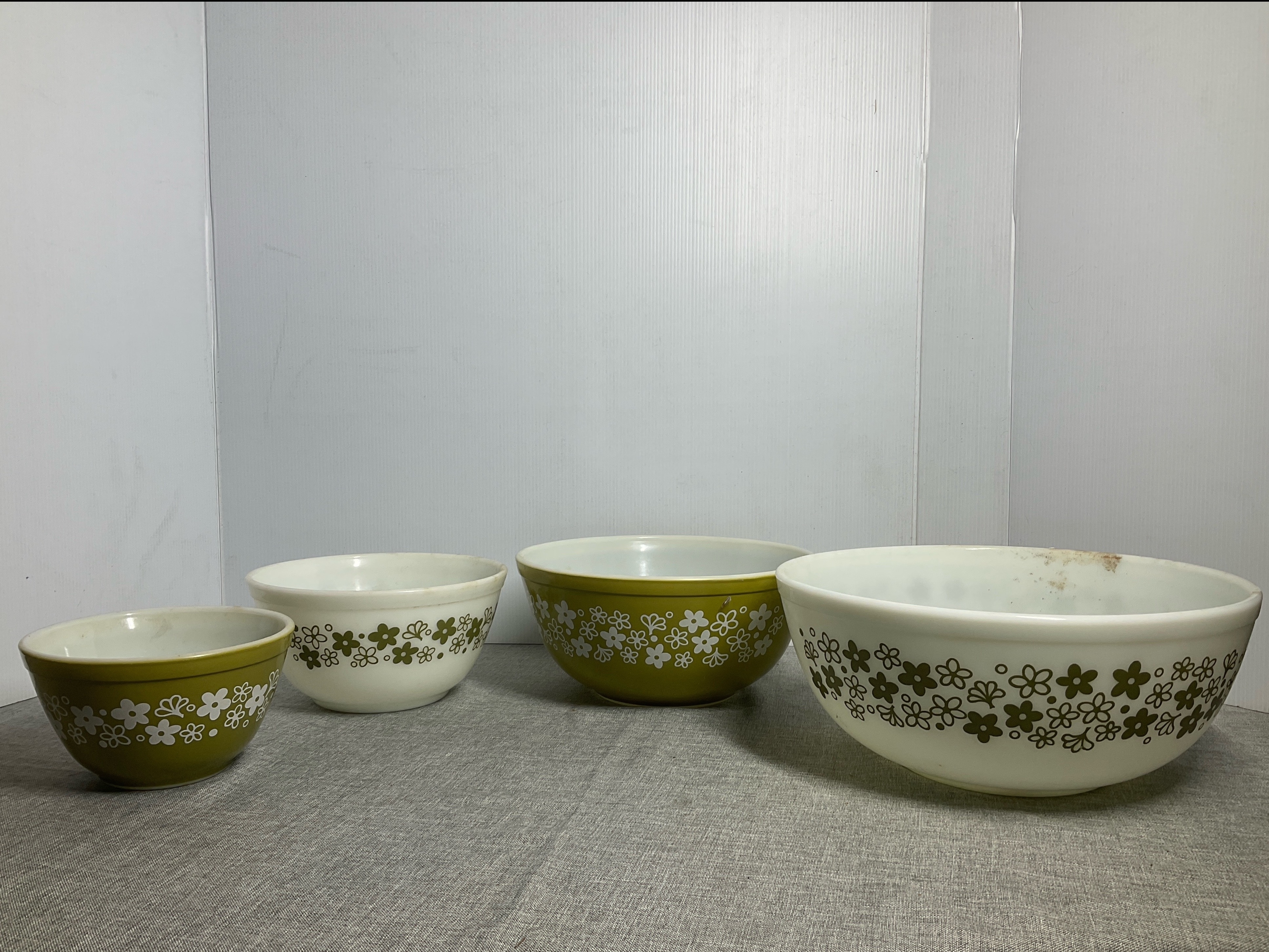 Pyrex | The largest bowl shows discoloration and residue | MutualArt