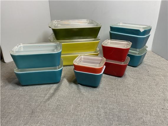 Pyrex | Includes a total of twelve refrigerator dishes and lids of ...