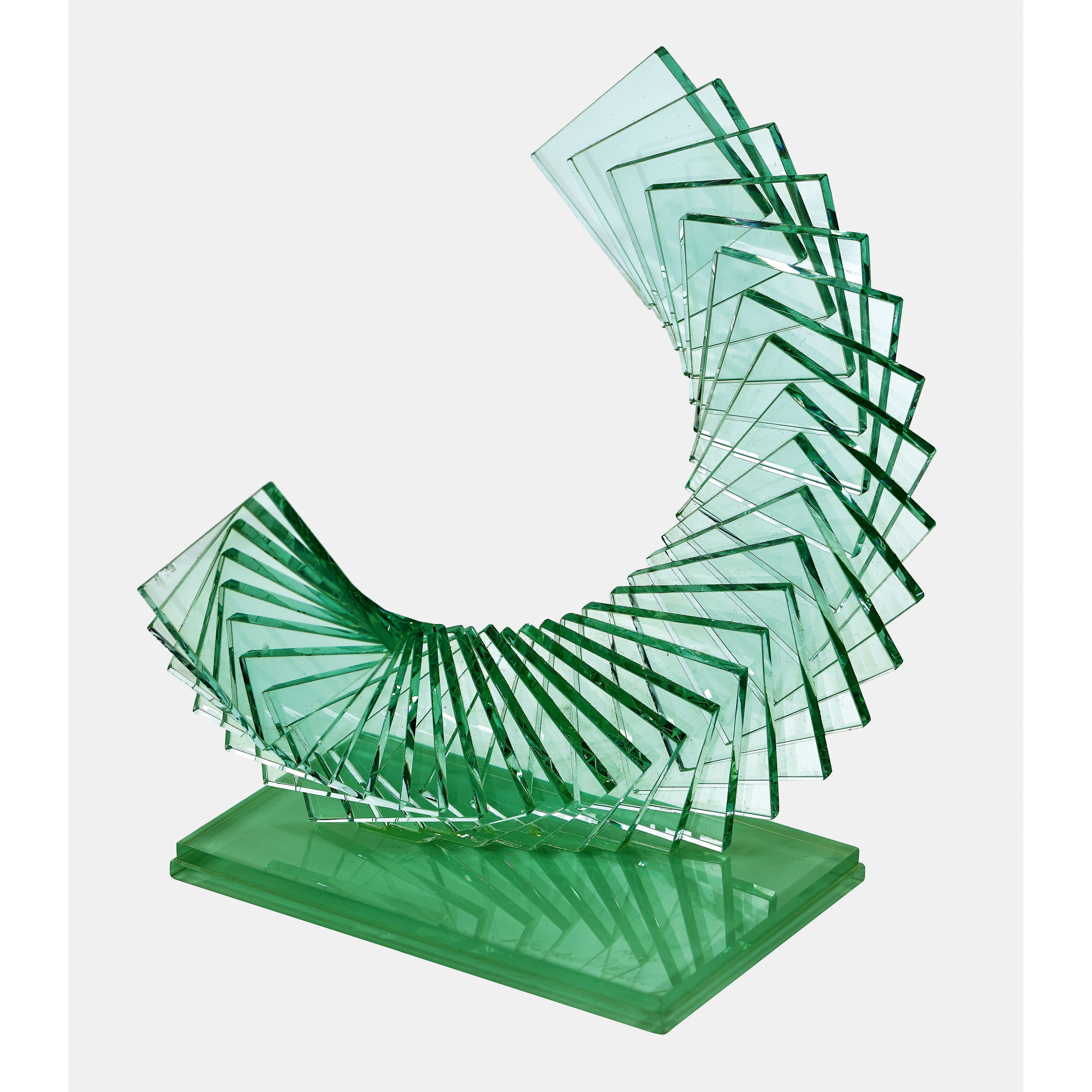 Artwork by Niyoko Ikuta, Spiral, Made of Hellgrünes Flachglas, gesägt, poliert, versetzt übereinandergeschichtet und verklebt