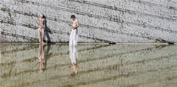 CHANEL Commission: Klára Hosnedlová. Embrace - Hamburger Bahnhof, Museum of Contemporary Art