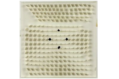 White acrylic glass in acrylic glass frame") getiteld "Quadratrelief 11,25° - Schrägkreuz by Hartmut Böhm, 1968