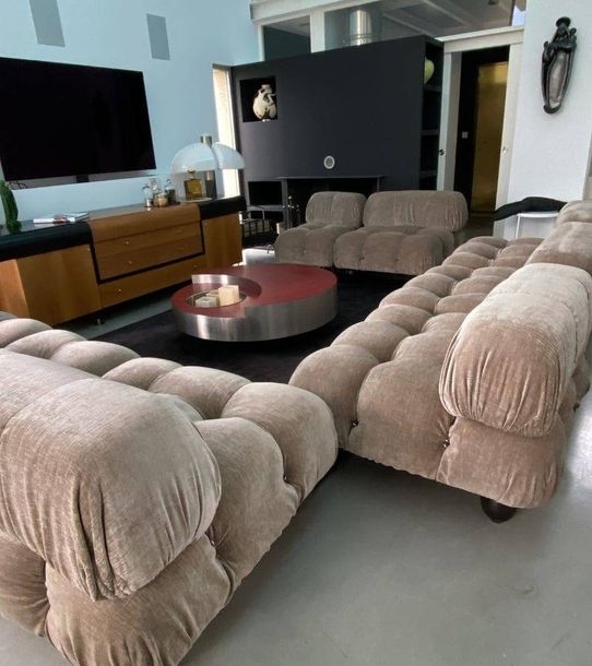 Artwork by Mario Bellini, Mario BELLINI (1935) pour B&B Italia Canapé modèle Camaleonda composé de 6 grands éléments, 2 petits éléments et 1 accotoir Tissu velours taupe, Made of velvet