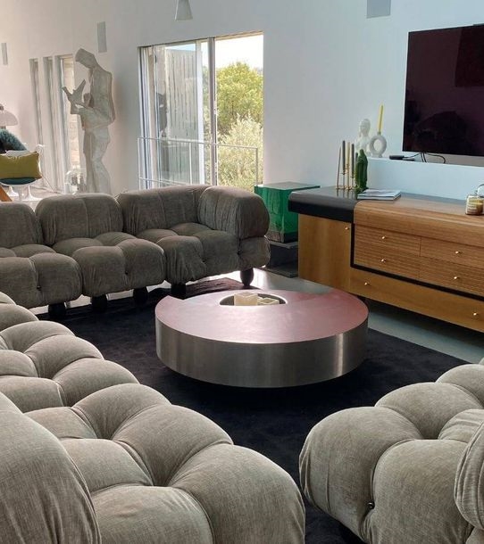 Artwork by Mario Bellini, Mario BELLINI (1935) pour B&B Italia Canapé modèle Camaleonda composé de 6 grands éléments, 2 petits éléments et 1 accotoir Tissu velours taupe, Made of velvet