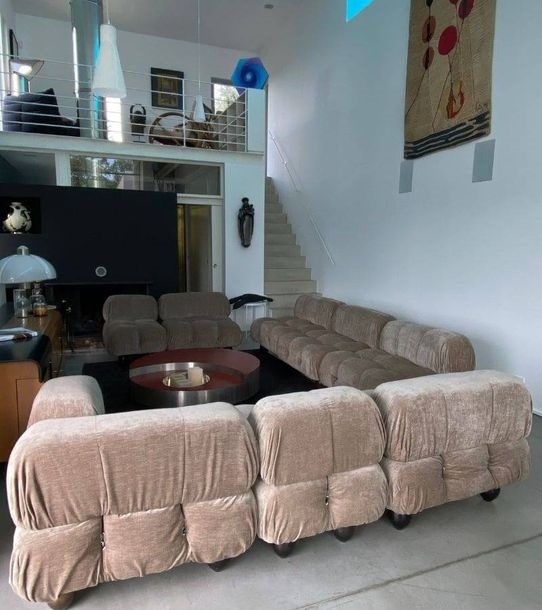 Artwork by Mario Bellini, Mario BELLINI (1935) pour B&B Italia Canapé modèle Camaleonda composé de 6 grands éléments, 2 petits éléments et 1 accotoir Tissu velours taupe, Made of velvet