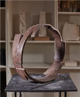 Gilbert WEIL Vertical circle Bronze sculpture with medal patina on a rectangular base with black patina signed - Gilbert Weil