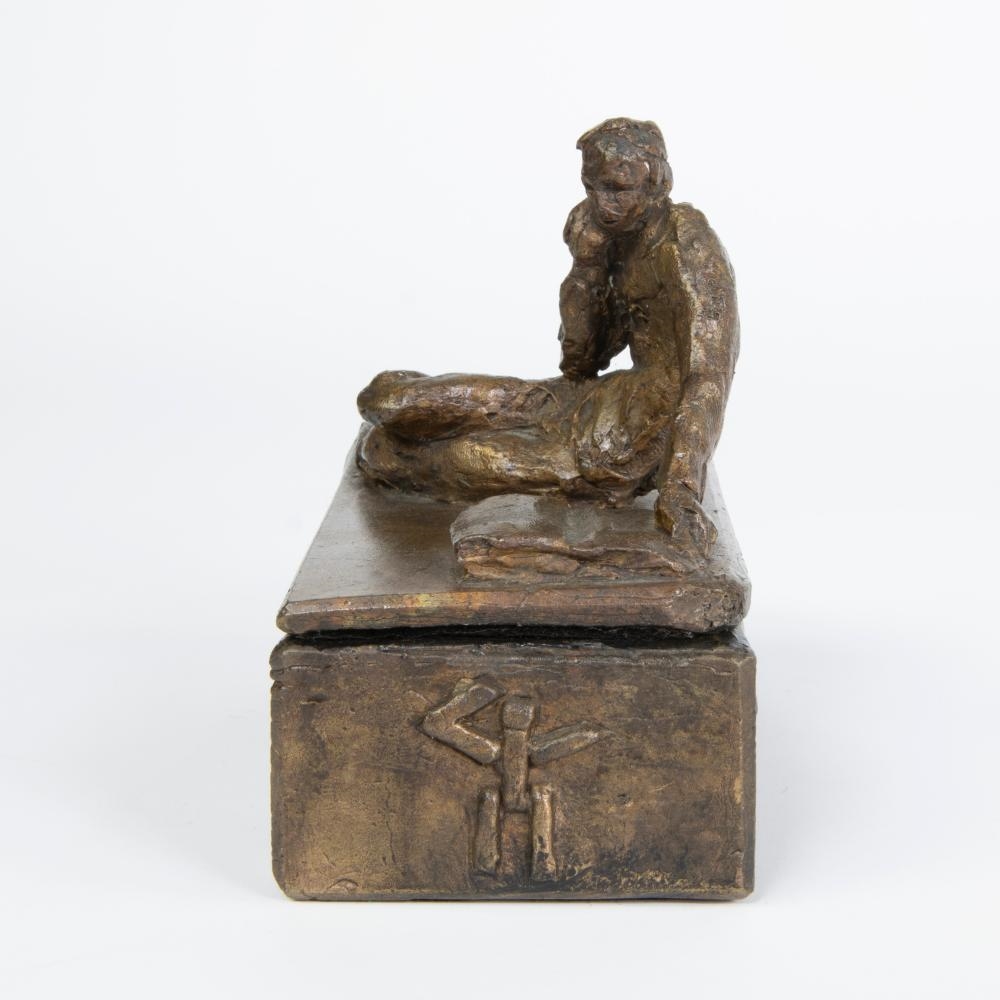 Artwork by Willy Peeters, Willy Karel PEETERS (1957), bronzen kistje versierd met lezende figuur, gemonogrammeerd en gestempeld atelier W. Peeters, Made of bronze
