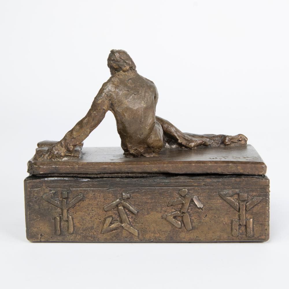 Artwork by Willy Peeters, Willy Karel PEETERS (1957), bronzen kistje versierd met lezende figuur, gemonogrammeerd en gestempeld atelier W. Peeters, Made of bronze