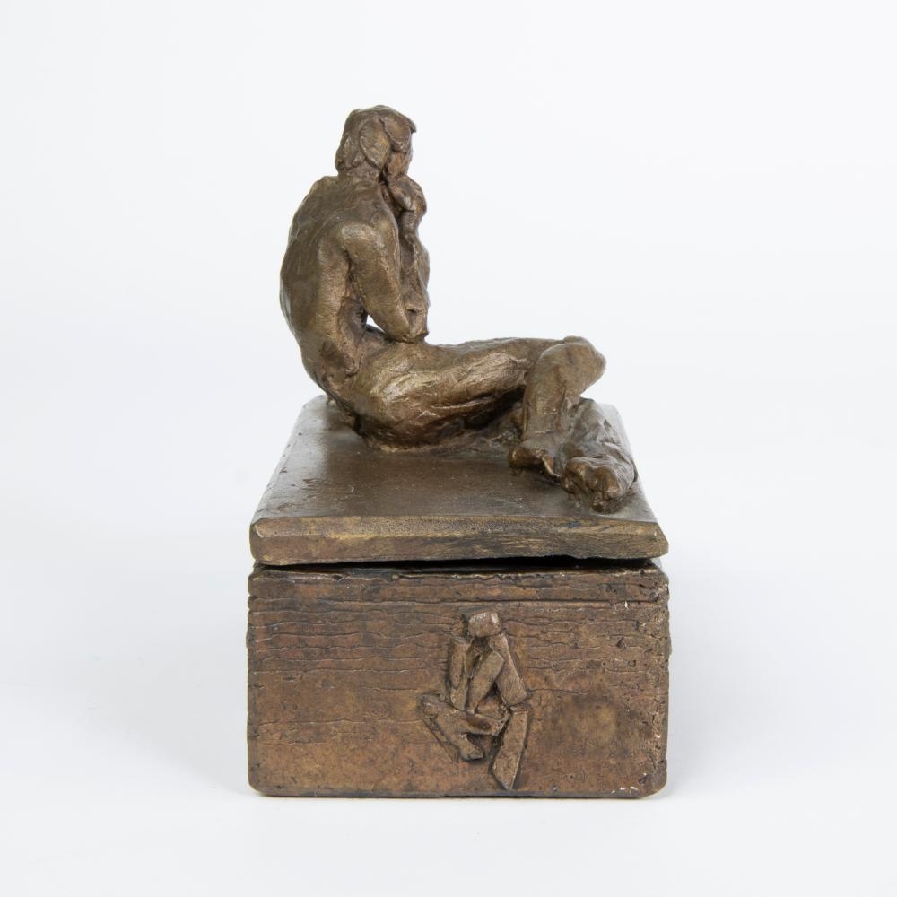 Artwork by Willy Peeters, Willy Karel PEETERS (1957), bronzen kistje versierd met lezende figuur, gemonogrammeerd en gestempeld atelier W. Peeters, Made of bronze