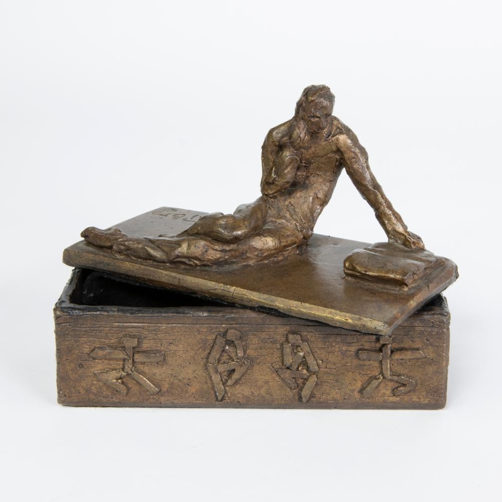 Artwork by Willy Peeters, Willy Karel PEETERS (1957), bronzen kistje versierd met lezende figuur, gemonogrammeerd en gestempeld atelier W. Peeters, Made of bronze