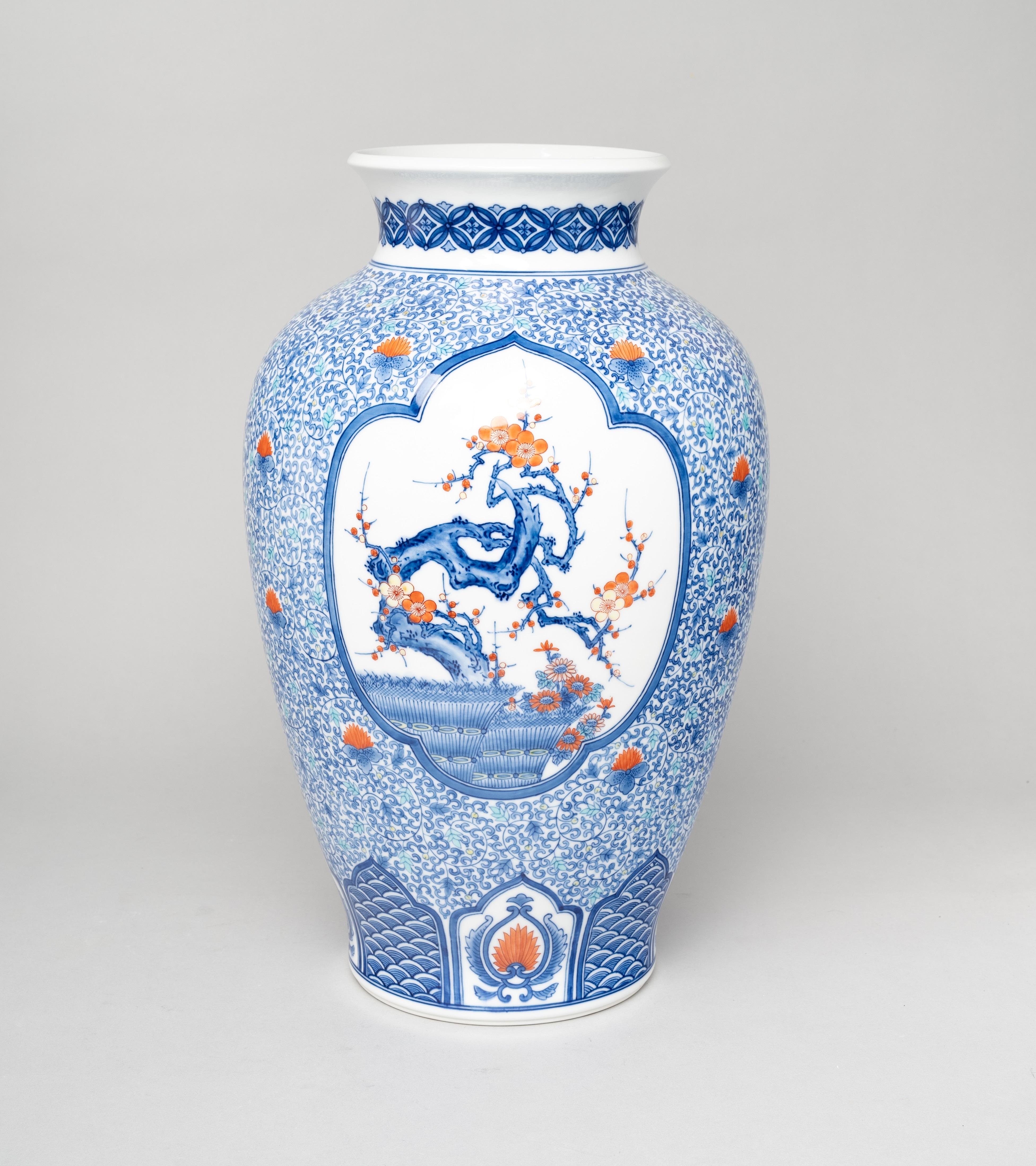Maeda Suiho | A TALL JAPANESE NABESHIMA VASE BY MAEDA SUIHO | MutualArt