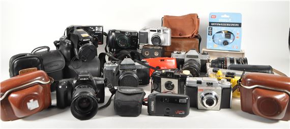 Smart | LARGE COLLECTION OF VINTAGE CAMERAS | MutualArt