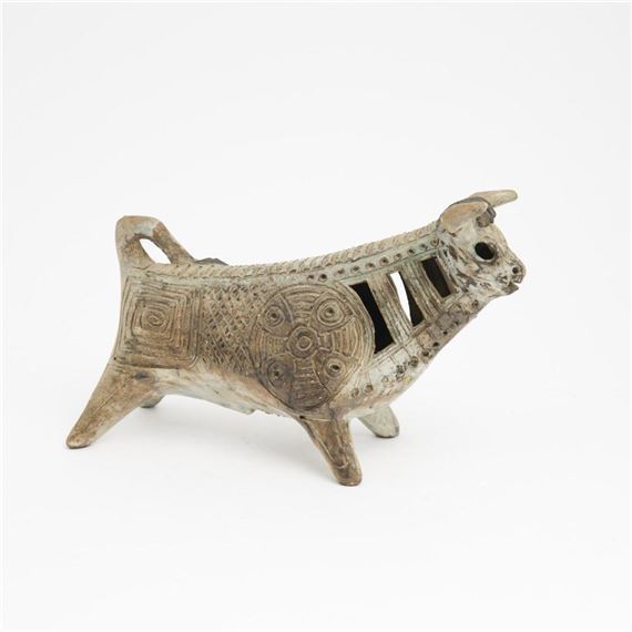 A GUS MCLAREN POTTERY BULL L.29CM by Gus McLaren