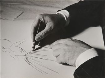THE HANDS OF CHRISTIAN DIOR - Willy Maywald