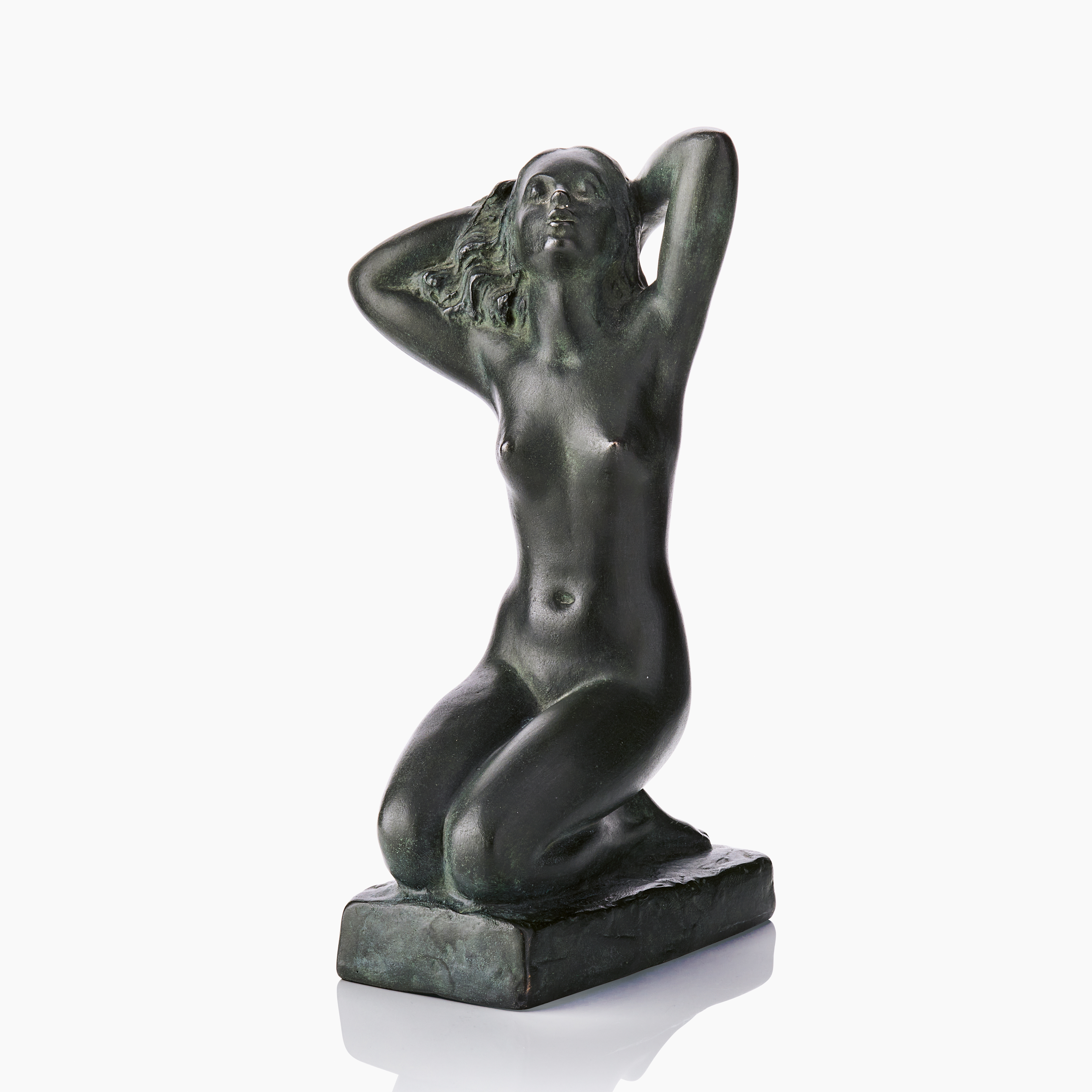 Artwork by Carin Nilsson, Sittande flicka, Made of patinated bronze