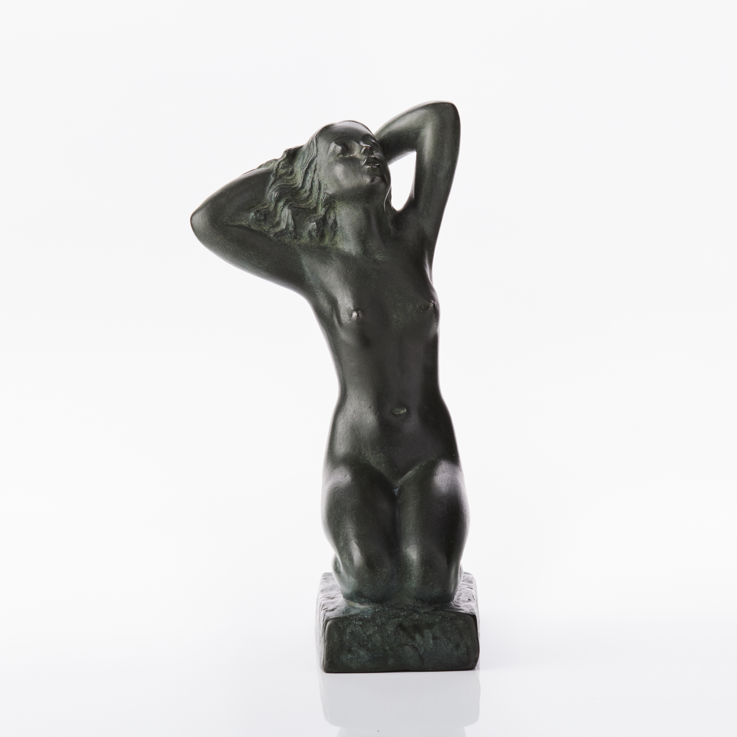 Artwork by Carin Nilsson, Sittande flicka, Made of patinated bronze