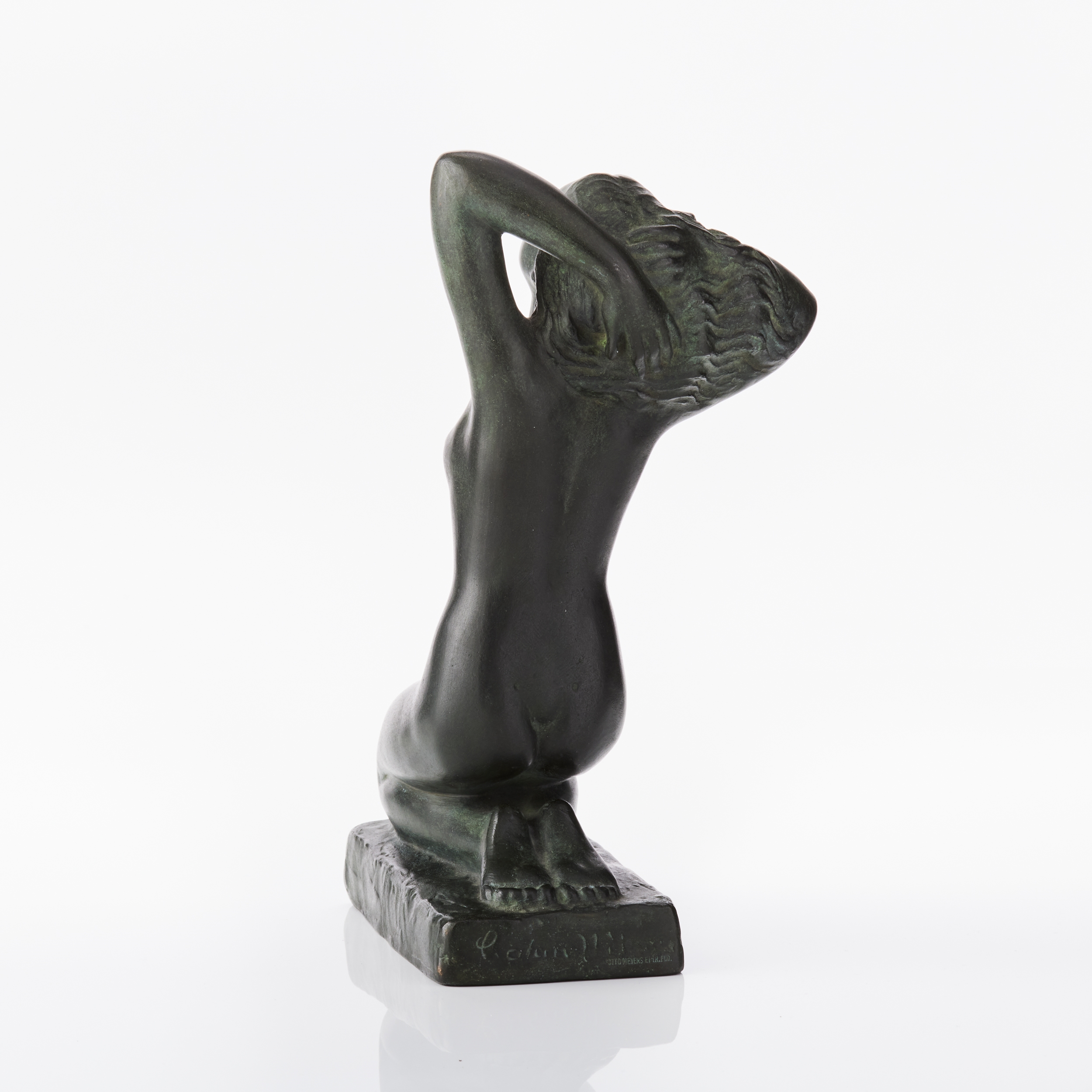 Artwork by Carin Nilsson, Sittande flicka, Made of patinated bronze