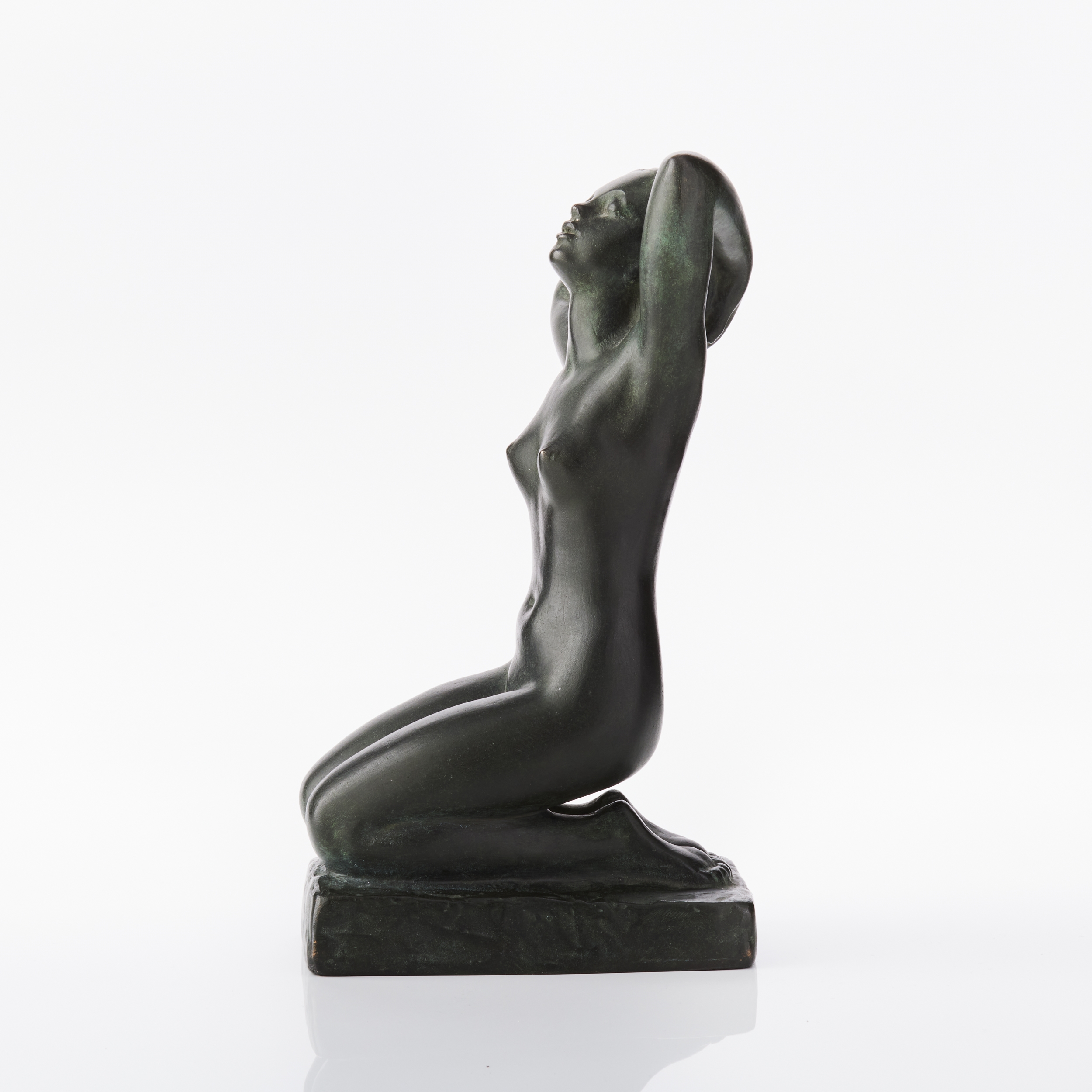 Artwork by Carin Nilsson, Sittande flicka, Made of patinated bronze