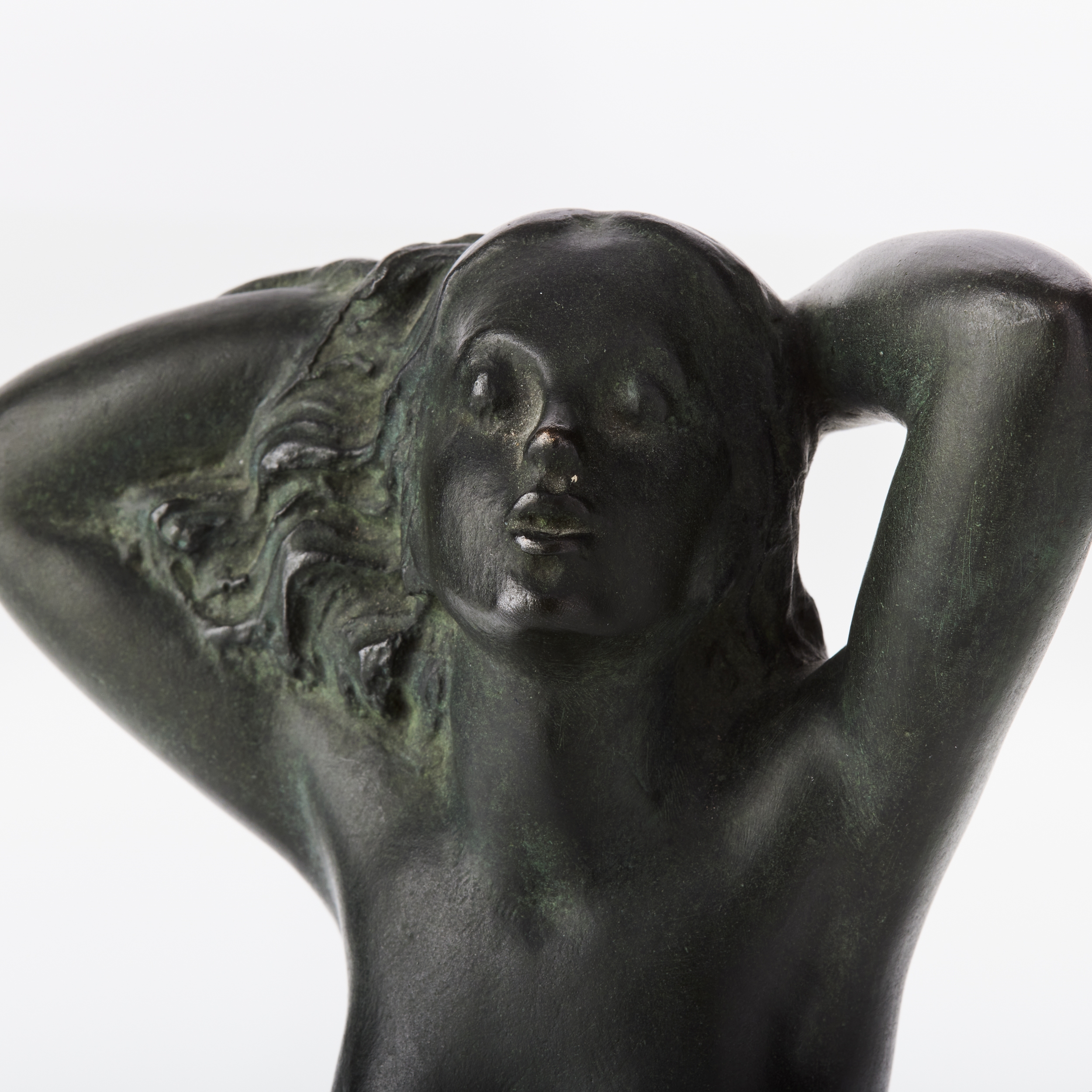 Artwork by Carin Nilsson, Sittande flicka, Made of patinated bronze