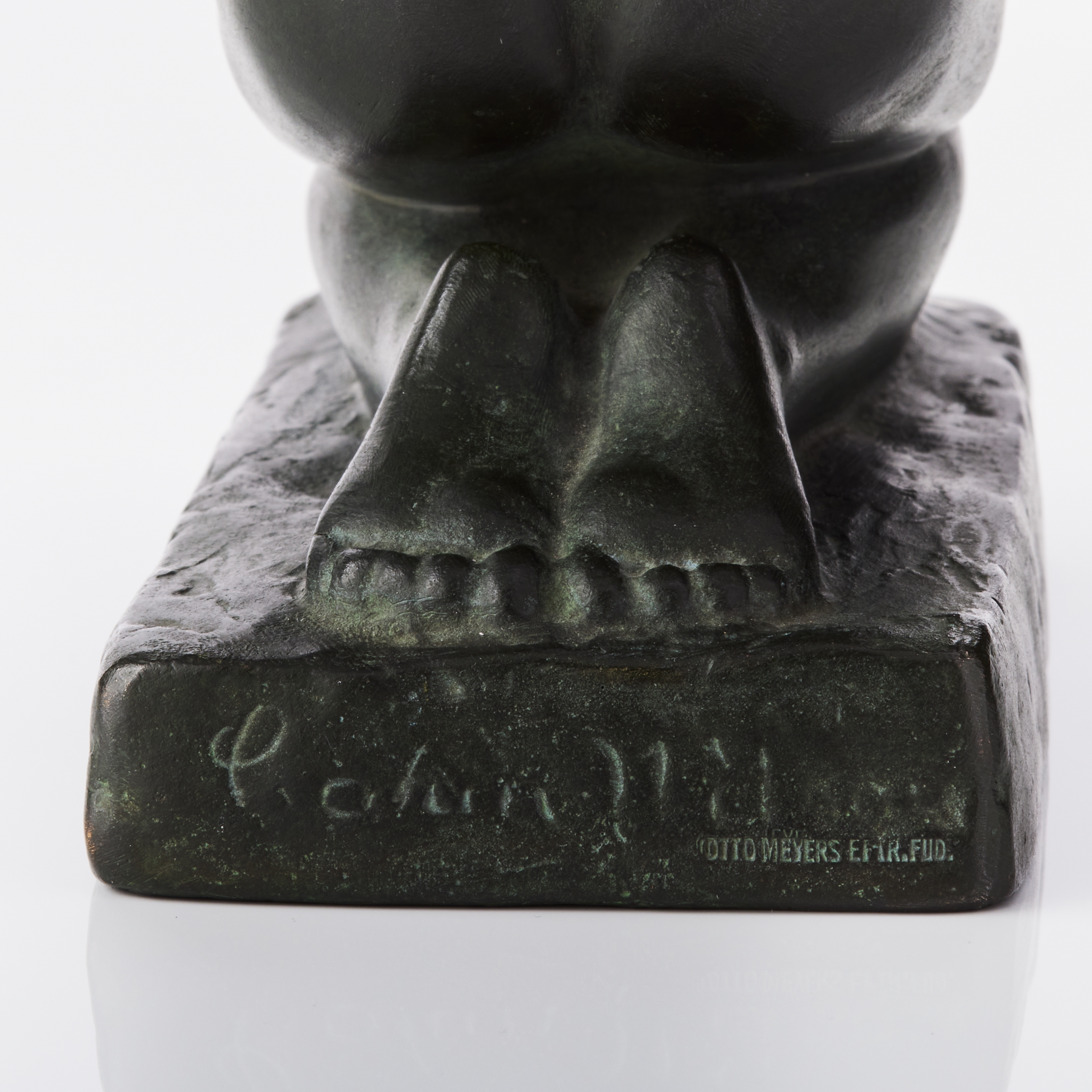 Artwork by Carin Nilsson, Sittande flicka, Made of patinated bronze