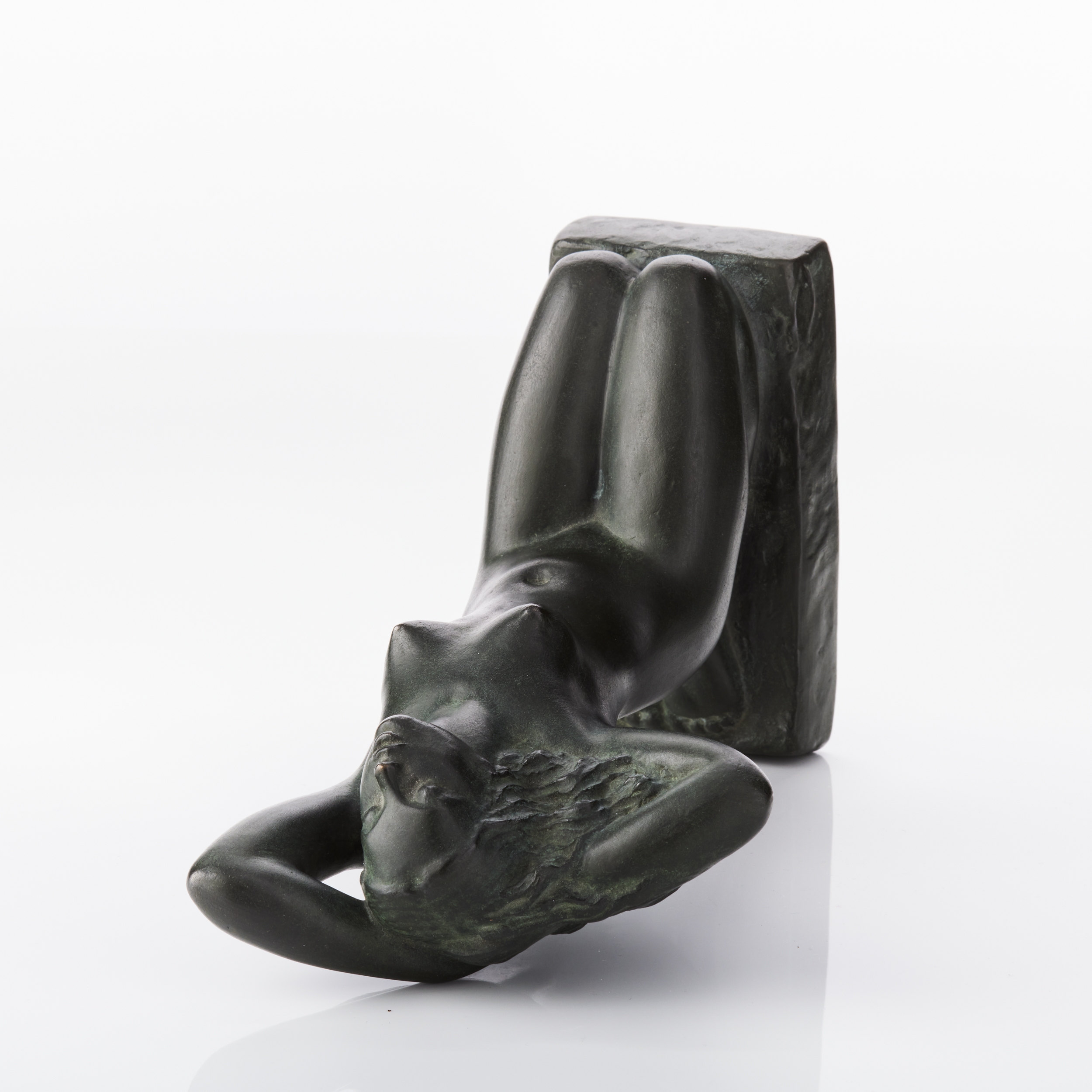 Artwork by Carin Nilsson, Sittande flicka, Made of patinated bronze