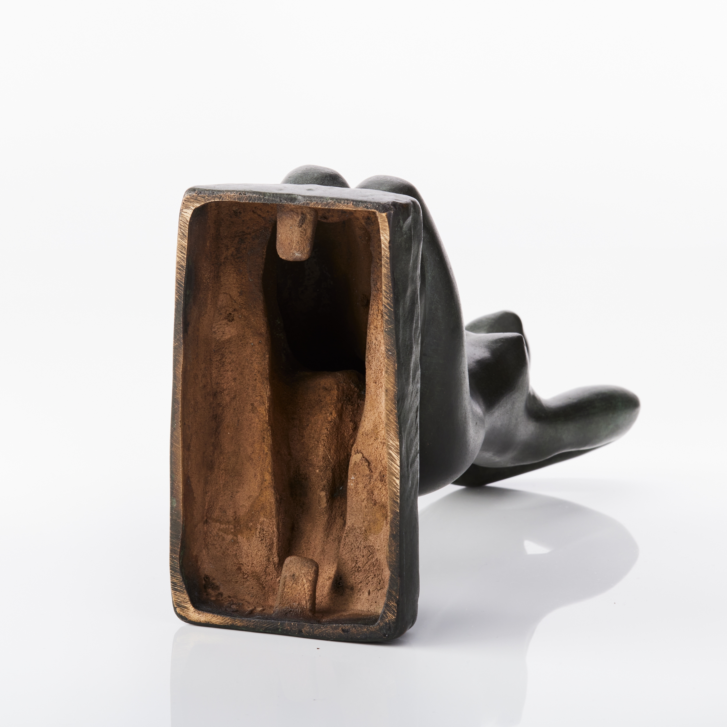 Artwork by Carin Nilsson, Sittande flicka, Made of patinated bronze