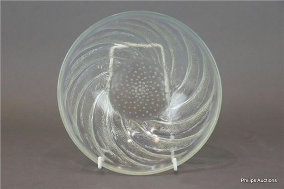 A RENE LALIQUE 'POISSONS' GLASS BOWL