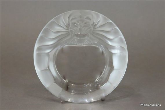 A LALIQUE CLEAR AND FROSTED CRYSTAL 'TÊTE DE LION' ASHTRAY