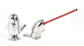 Alessi 'Chip' magnetic paper clip holder, and a 'Kastor' pencil sharpener, by Rodrigo Torres, in chrome plated zamak, H. 10,5 cm and 8 cm - Rodrigo Torres
