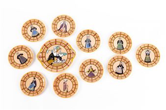 SEVELLEC (1897-1971) Rare dessert service Suite of ten plates and one platter decorated of Breton women in costume and a tartan border - Jim Sevellec