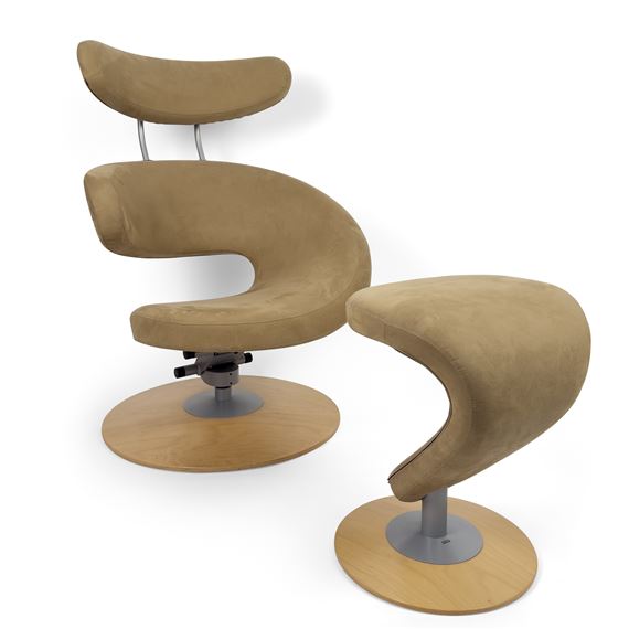 Peel, poltrona ergonomica con poggiapiedi, la poltrona: cm. 113 (123 max.)x89x89; il poggiapiedi: cm. 56x49x49 - Olav Eldøy