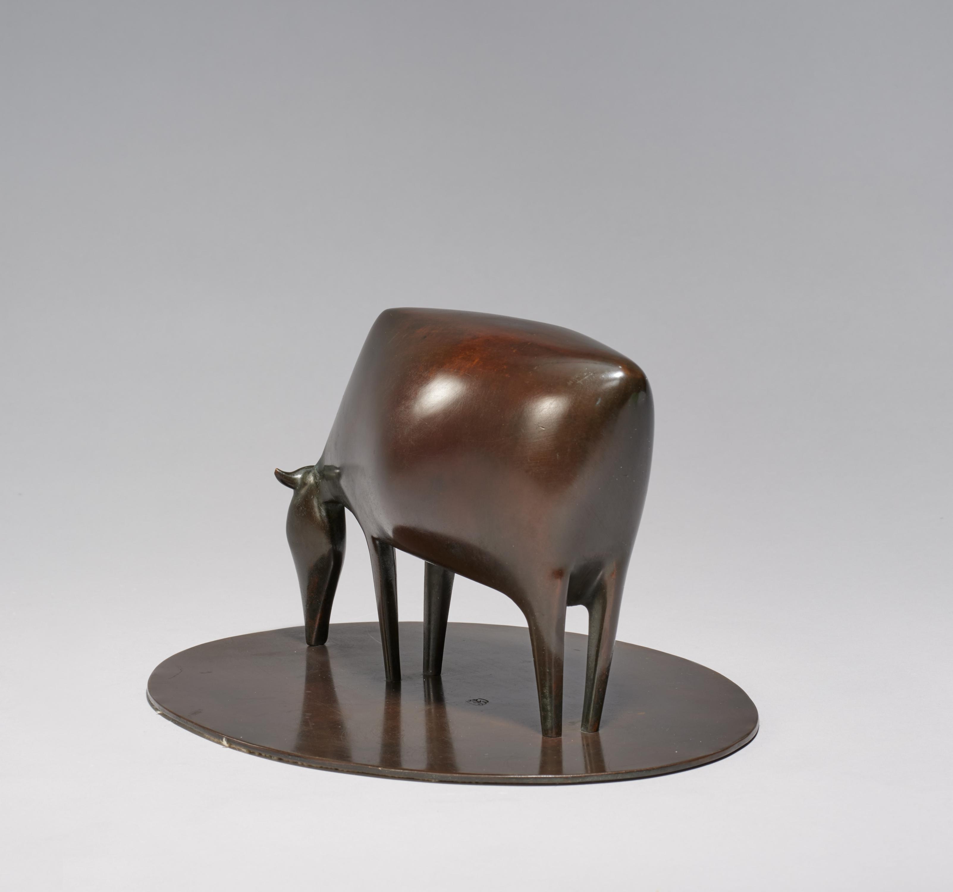 Artwork by Ewald Mataré, Grasende Kuh II, Made of Bronze, brown-patinated