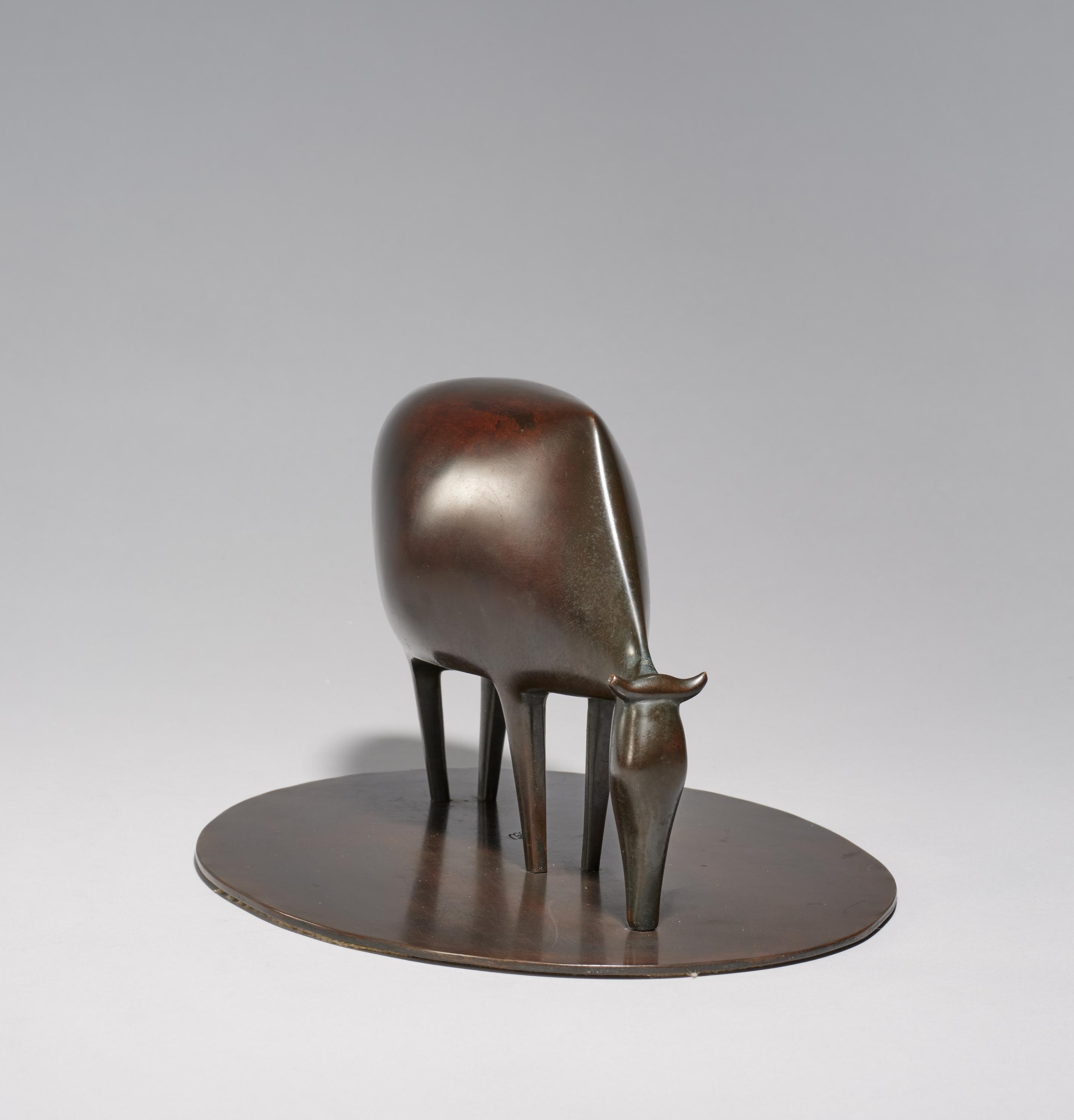 Artwork by Ewald Mataré, Grasende Kuh II, Made of Bronze, brown-patinated